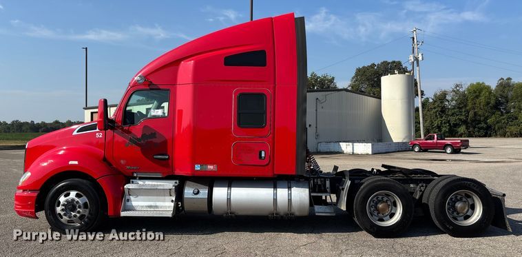 image for item DU1316 2015 Kenworth T680 semi truck
