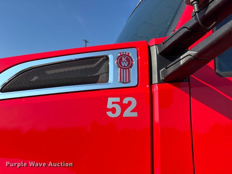 image for item DU1316 2015 Kenworth T680 semi truck