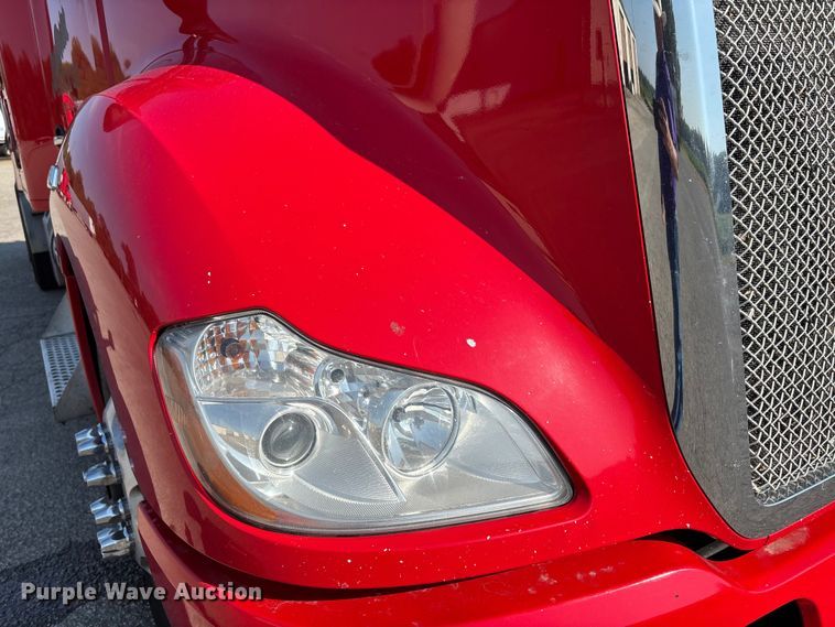 image for item DU1316 2015 Kenworth T680 semi truck