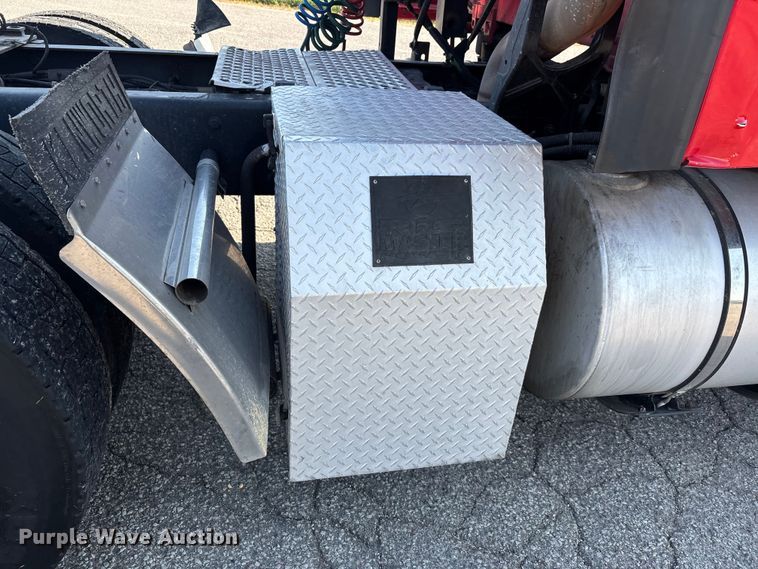 image for item DU1316 2015 Kenworth T680 semi truck