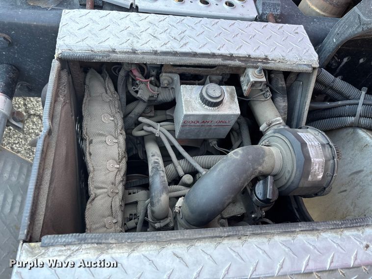 image for item DU1316 2015 Kenworth T680 semi truck