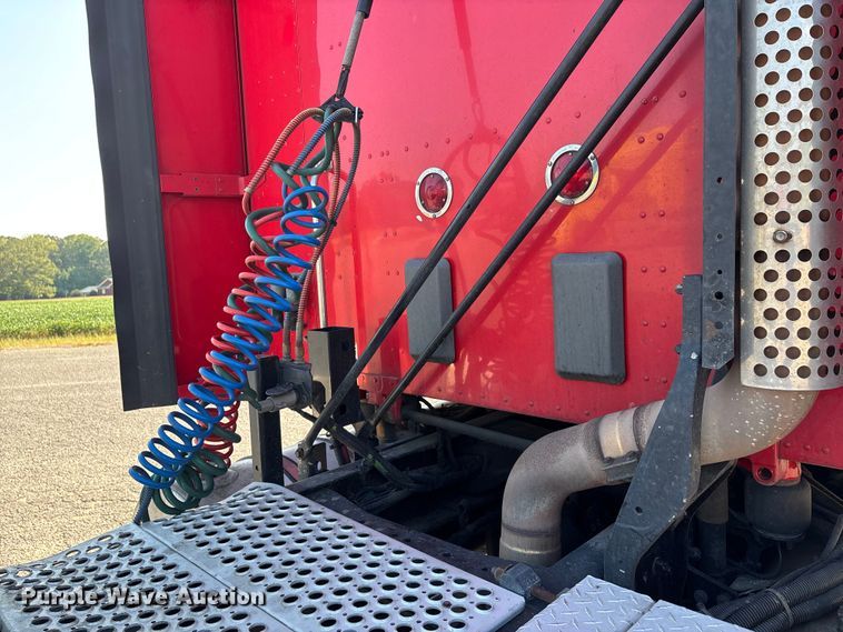 image for item DU1316 2015 Kenworth T680 semi truck