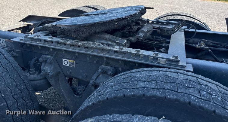 image for item DU1316 2015 Kenworth T680 semi truck