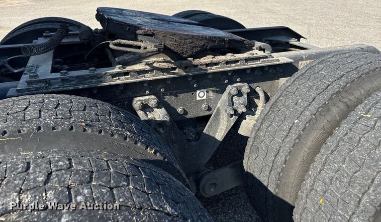 image for item DU1316 2015 Kenworth T680 semi truck