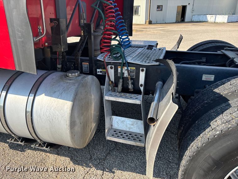 image for item DU1316 2015 Kenworth T680 semi truck