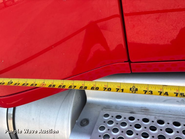 image for item DU1316 2015 Kenworth T680 semi truck