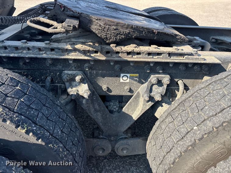 image for item DU1316 2015 Kenworth T680 semi truck