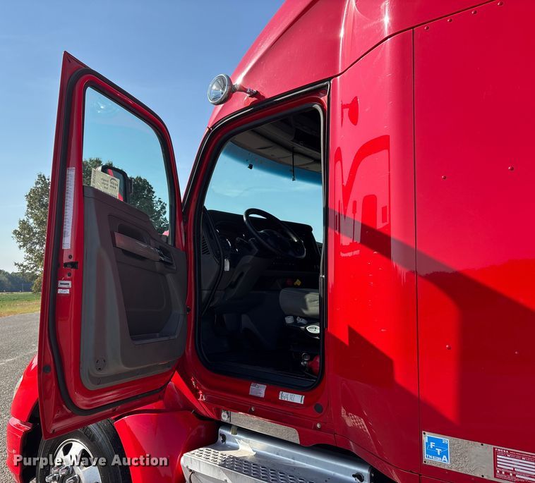 image for item DU1316 2015 Kenworth T680 semi truck