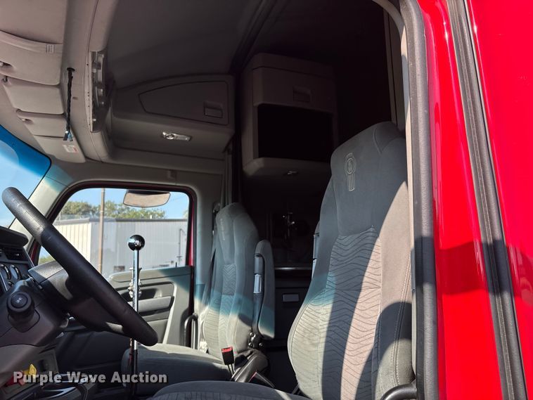 image for item DU1316 2015 Kenworth T680 semi truck