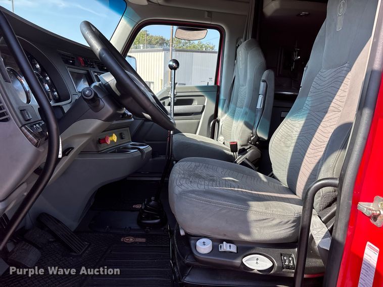 image for item DU1316 2015 Kenworth T680 semi truck