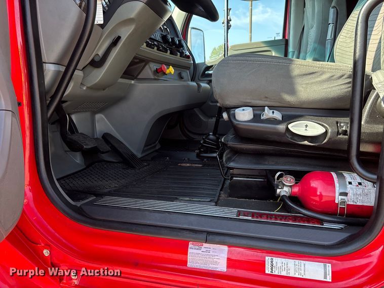 image for item DU1316 2015 Kenworth T680 semi truck