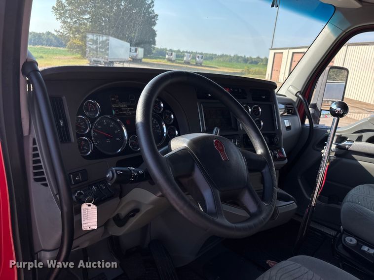image for item DU1316 2015 Kenworth T680 semi truck