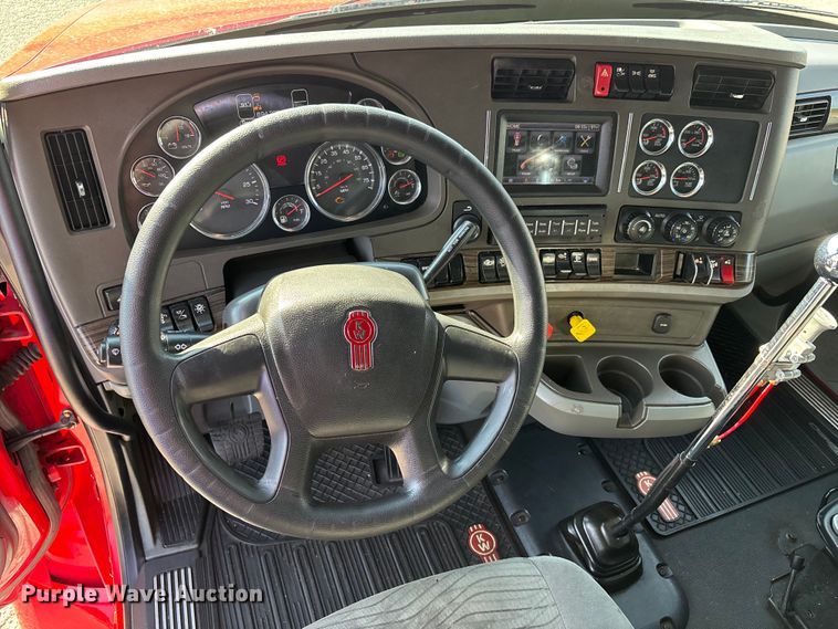 image for item DU1316 2015 Kenworth T680 semi truck