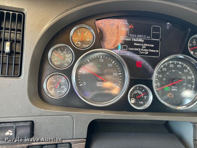 image for item DU1316 2015 Kenworth T680 semi truck