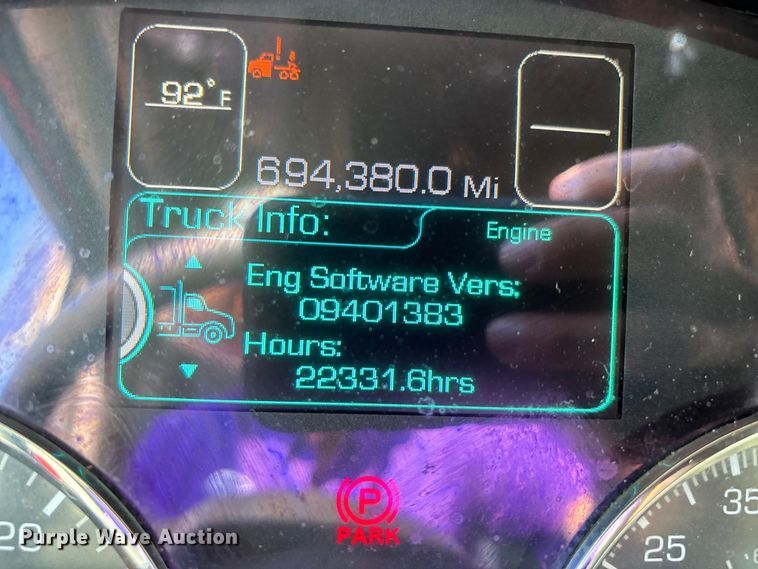 image for item DU1316 2015 Kenworth T680 semi truck