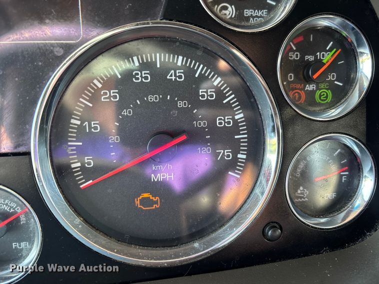 image for item DU1316 2015 Kenworth T680 semi truck