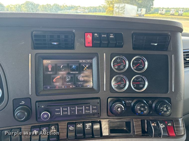 image for item DU1316 2015 Kenworth T680 semi truck