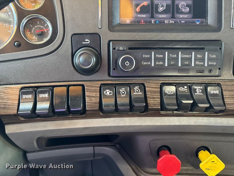 image for item DU1316 2015 Kenworth T680 semi truck