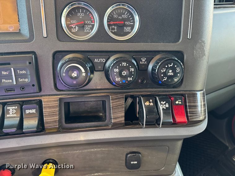 image for item DU1316 2015 Kenworth T680 semi truck