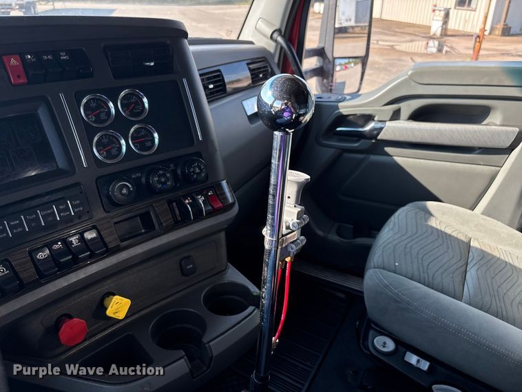 image for item DU1316 2015 Kenworth T680 semi truck