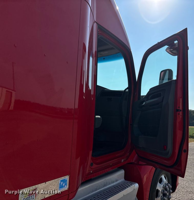 image for item DU1316 2015 Kenworth T680 semi truck