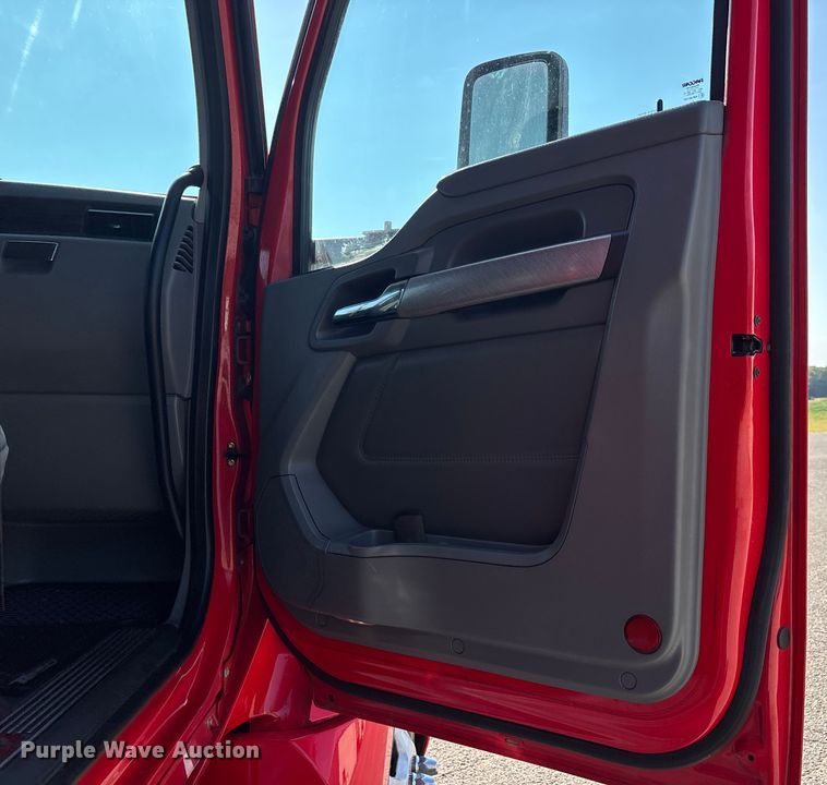 image for item DU1316 2015 Kenworth T680 semi truck