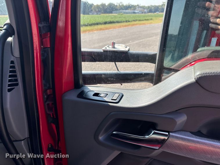 image for item DU1316 2015 Kenworth T680 semi truck