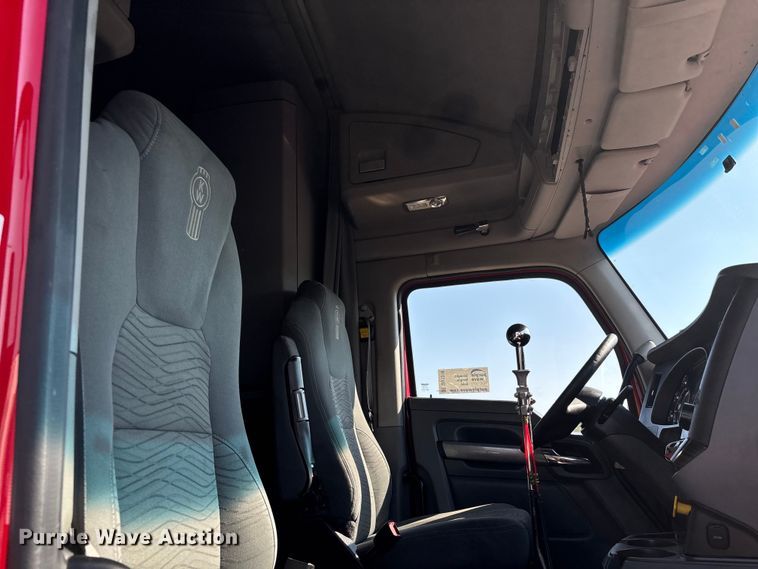 image for item DU1316 2015 Kenworth T680 semi truck