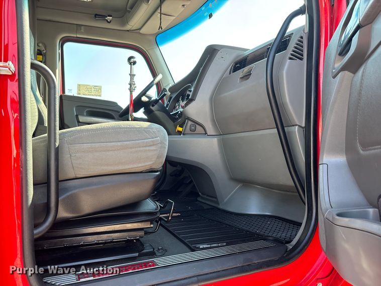 image for item DU1316 2015 Kenworth T680 semi truck