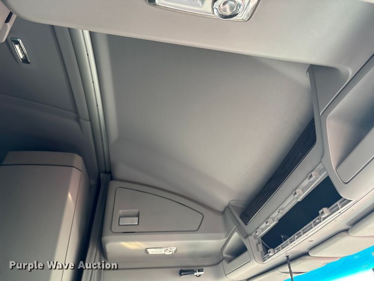 image for item DU1316 2015 Kenworth T680 semi truck