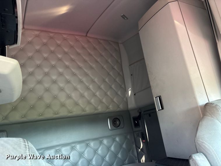 image for item DU1316 2015 Kenworth T680 semi truck