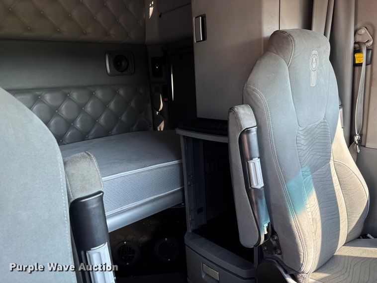 image for item DU1316 2015 Kenworth T680 semi truck