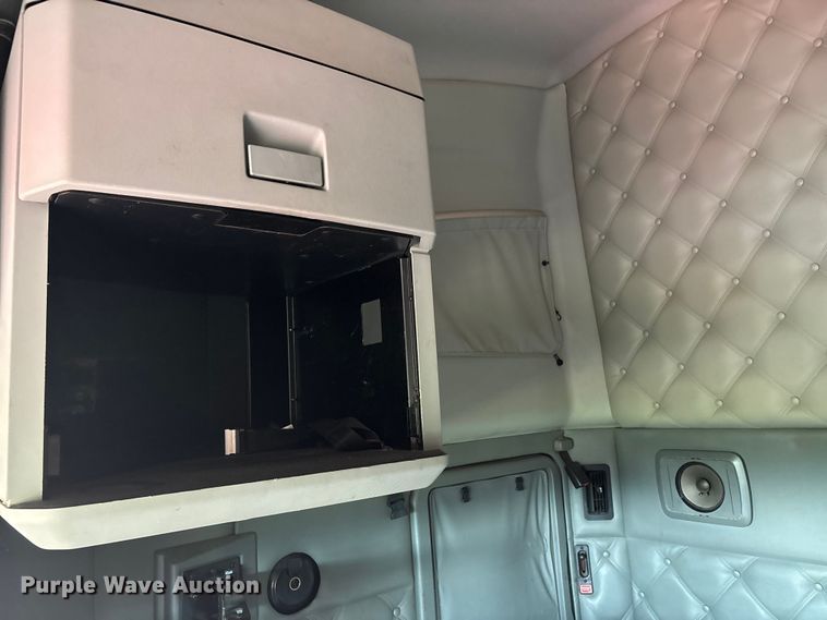 image for item DU1316 2015 Kenworth T680 semi truck