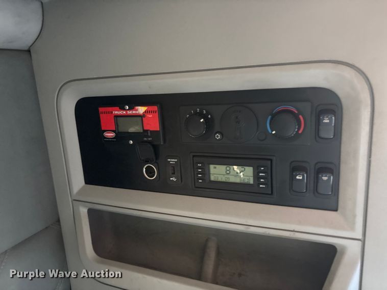 image for item DU1316 2015 Kenworth T680 semi truck