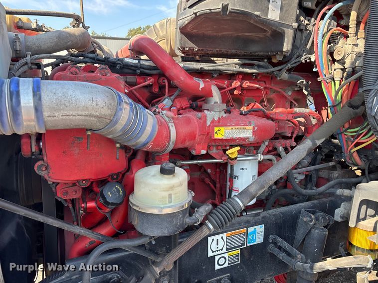 image for item DU1316 2015 Kenworth T680 semi truck