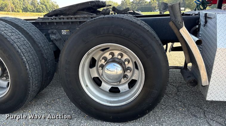 image for item DU1316 2015 Kenworth T680 semi truck