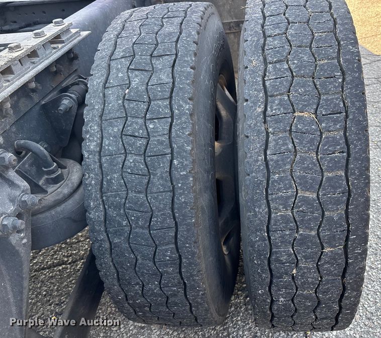 image for item DU1316 2015 Kenworth T680 semi truck