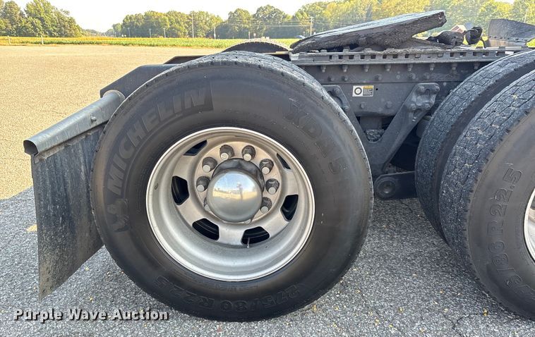 image for item DU1316 2015 Kenworth T680 semi truck