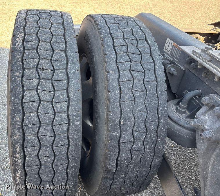 image for item DU1316 2015 Kenworth T680 semi truck