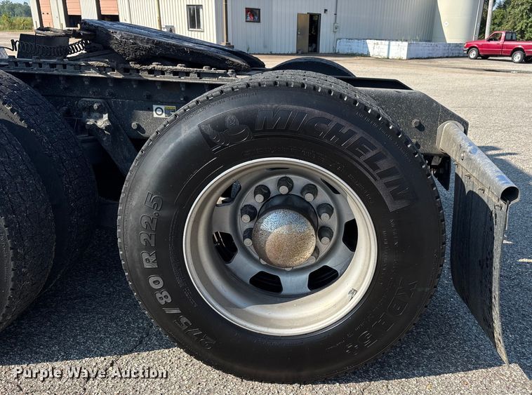 image for item DU1316 2015 Kenworth T680 semi truck