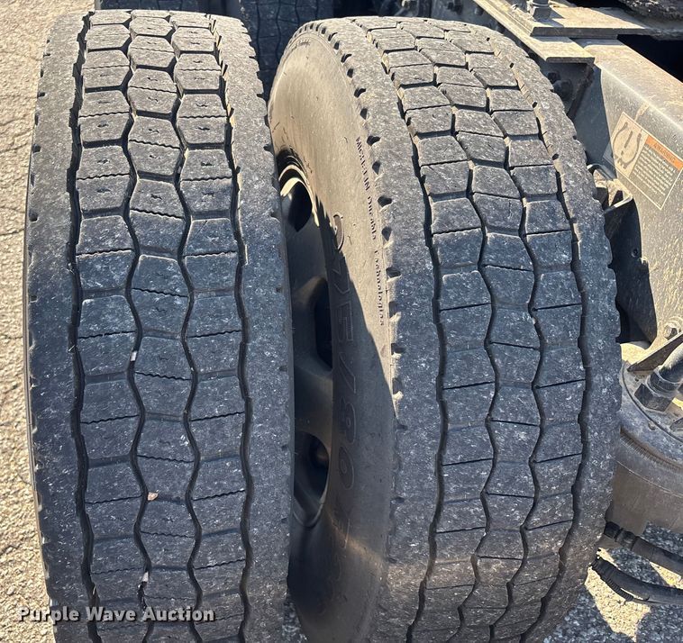 image for item DU1316 2015 Kenworth T680 semi truck