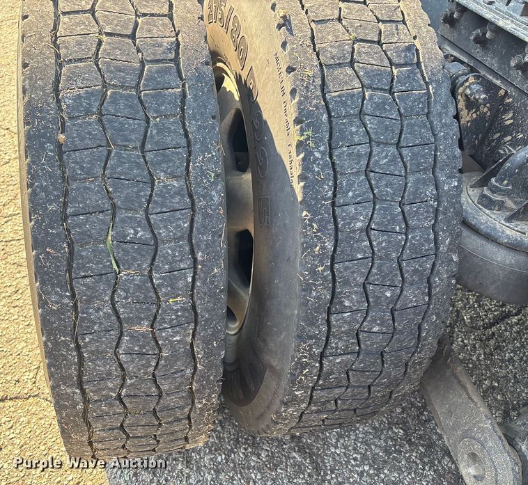 image for item DU1316 2015 Kenworth T680 semi truck