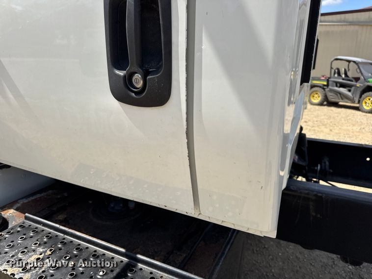 image for item DW6535 2010 International 4300 truck cab and chassis