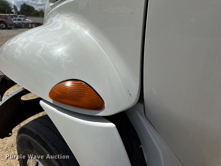 image for item DW6535 2010 International 4300 truck cab and chassis