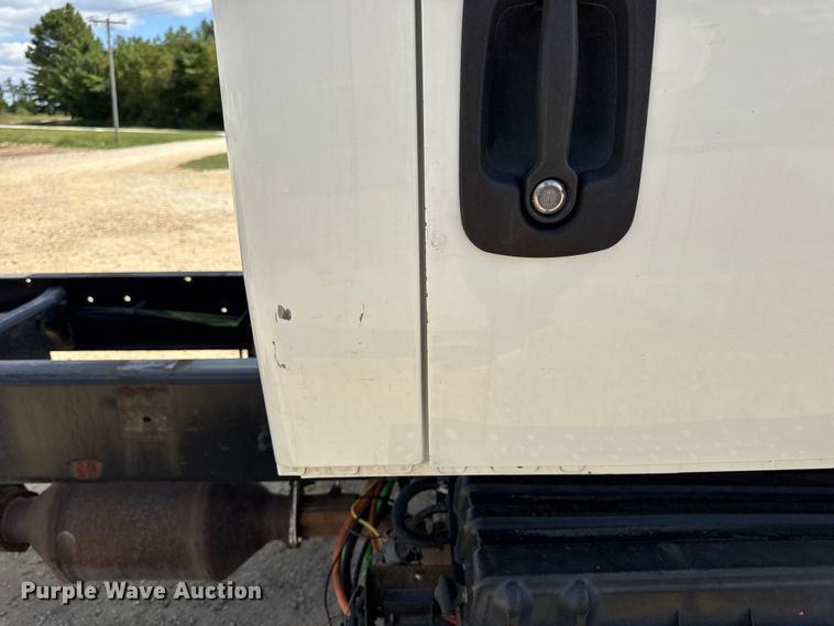 image for item DW6535 2010 International 4300 truck cab and chassis