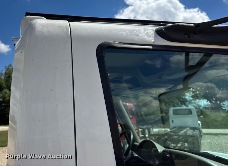 image for item DW6535 2010 International 4300 truck cab and chassis