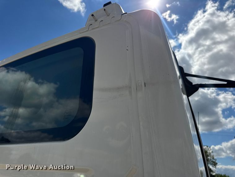 image for item DW6535 2010 International 4300 truck cab and chassis