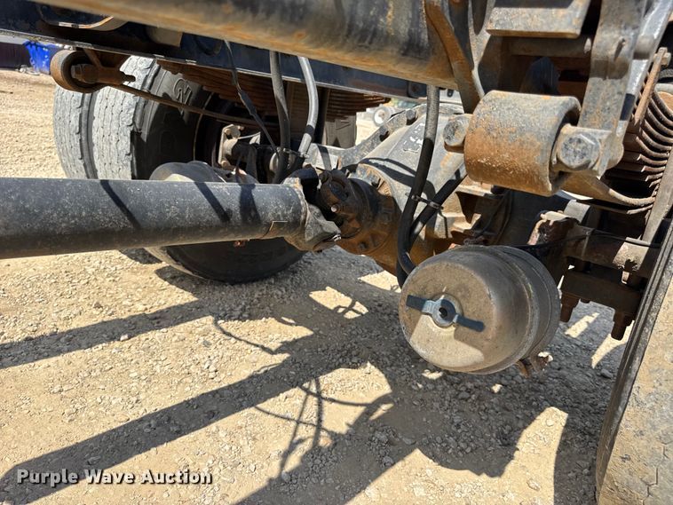 image for item DW6535 2010 International 4300 truck cab and chassis