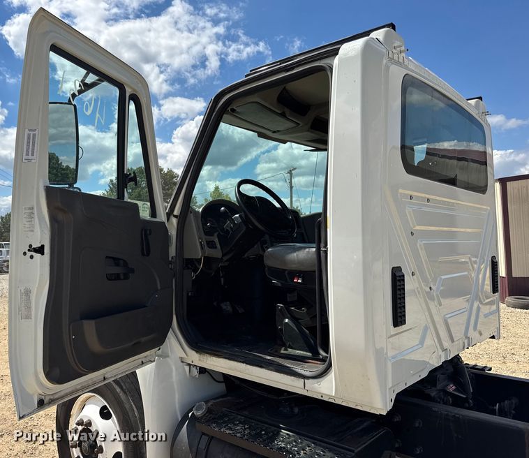 image for item DW6535 2010 International 4300 truck cab and chassis