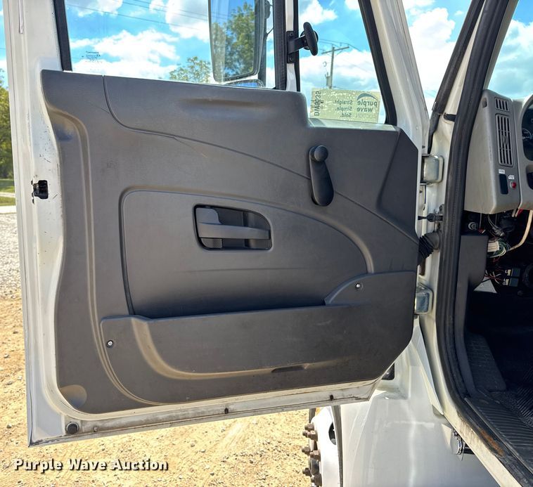 image for item DW6535 2010 International 4300 truck cab and chassis